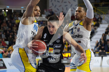 2022-11-06 - Matteo Spagnolo - Dolomiti Energia Trentino opposed by Karvel Anderson - Tezenis Verona and Taylor Smith - Tezenis Verona - TEZENIS VERONA VS DOLOMITI ENERGIA TRENTINO - ITALIAN SERIE A - BASKETBALL