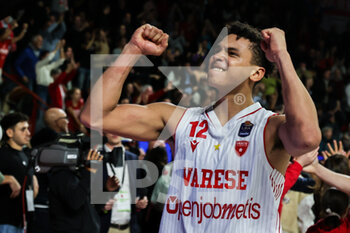 19/11/2022 - Justin Reyes #12 of Pallacanestro Varese OpenJobMetis celebrates the victory at the end of the match during the LBA Lega Basket A 2022/23 Regular Season game between OpenJobMetis Varese and Umana Reyer Venezia at Enerxenia Arena, Varese, Italy on November 19, 2022 - OPENJOBMETIS VARESE VS UMANA REYER VENEZIA - SERIE A - BASKET