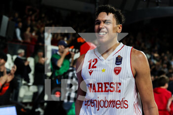 19/11/2022 - Justin Reyes #12 of Pallacanestro Varese OpenJobMetis celebrates the victory at the end of the match during the LBA Lega Basket A 2022/23 Regular Season game between OpenJobMetis Varese and Umana Reyer Venezia at Enerxenia Arena, Varese, Italy on November 19, 2022 - OPENJOBMETIS VARESE VS UMANA REYER VENEZIA - SERIE A - BASKET
