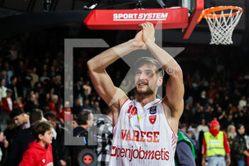 19/11/2022 - Giovanni De Nicolao #10 of Pallacanestro Varese OpenJobMetis celebrates the victory at the end of the match during the LBA Lega Basket A 2022/23 Regular Season game between OpenJobMetis Varese and Umana Reyer Venezia at Enerxenia Arena, Varese, Italy on November 19, 2022 - OPENJOBMETIS VARESE VS UMANA REYER VENEZIA - SERIE A - BASKET