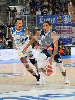 2022-12-04 - Elijah Stewart (GeVi Napoli Basket) thwarted by David Moss (Pallacanestro Germani Brescia)  - GERMANI BRESCIA VS GEVI NAPOLI BASKET - ITALIAN SERIE A - BASKETBALL