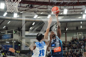 2022-12-04 - Jacorey Williams (GeVi Napoli Basket) thwarted by Michael Cobbins (Pallacanestro Germani Brescia)  - GERMANI BRESCIA VS GEVI NAPOLI BASKET - ITALIAN SERIE A - BASKETBALL