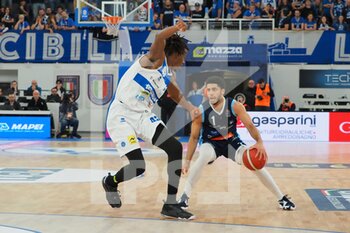 2022-12-04 - Jordan Howard (GeVi Napoli Basket) thwarted by Nicola Akele (Pallacanestro Germani Brescia)  - GERMANI BRESCIA VS GEVI NAPOLI BASKET - ITALIAN SERIE A - BASKETBALL