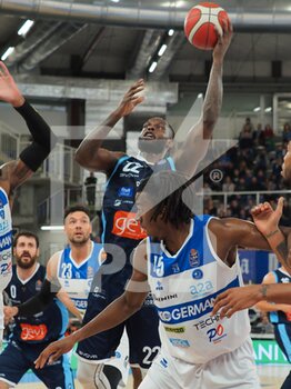 2022-12-04 - Jacorey Williams (GeVi Napoli Basket) thwarted by Nicola Akele (Pallacanestro Germani Brescia)  - GERMANI BRESCIA VS GEVI NAPOLI BASKET - ITALIAN SERIE A - BASKETBALL
