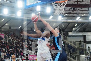 2022-12-04 - Tai Odiase (Pallacanestro Germani Brescia) thwarted by Simone Zanotti (GeVi Napoli Basket)  - GERMANI BRESCIA VS GEVI NAPOLI BASKET - ITALIAN SERIE A - BASKETBALL
