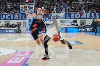 2022-12-04 - Kenny Gabriel (Pallacanestro Germani Brescia) thwarted by Simone Zanotti (GeVi Napoli Basket)  - GERMANI BRESCIA VS GEVI NAPOLI BASKET - ITALIAN SERIE A - BASKETBALL