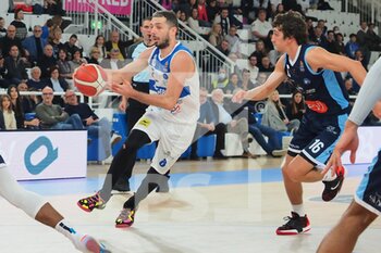 2022-12-04 - Amedeo Della Valle (Pallacanestro Germani Brescia) thwarted by Lorenzo Uglietti (GeVi Napoli Basket)  - GERMANI BRESCIA VS GEVI NAPOLI BASKET - ITALIAN SERIE A - BASKETBALL