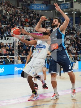 2022-12-04 - CJ Missinburg (Pallacanestro Germani Brescia) thwarted by Simone Zanotti (GeVi Napoli Basket)  - GERMANI BRESCIA VS GEVI NAPOLI BASKET - ITALIAN SERIE A - BASKETBALL