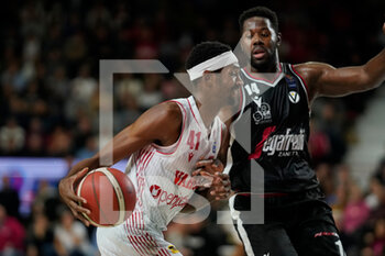 2022-12-04 - Owens  try to find the way to the ring against jaiteh - OPENJOBMETIS VARESE VS VIRTUS SEGAFREDO BOLOGNA - ITALIAN SERIE A - BASKETBALL