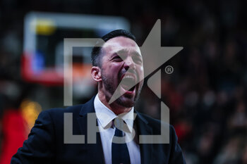 2022-12-18 - Matt Brase Head Coach of Pallacanestro Varese OpenJobMetis celebrates the victory at the end of the match during LBA Lega Basket A 2022/23 Regular Season game between OpenJobMetis Varese and Pallacanestro Trieste at Enerxenia Arena, Varese, Italy on December 18, 2022 - OPENJOBMETIS VARESE VS PALLACANESTRO TRIESTE - ITALIAN SERIE A - BASKETBALL