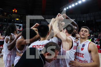 2022-12-18 - Roster of Pallacanestro Varese OpenJobMetis celebrate the victory at the end of the match during LBA Lega Basket A 2022/23 Regular Season game between OpenJobMetis Varese and Pallacanestro Trieste at Enerxenia Arena, Varese, Italy on December 18, 2022 - OPENJOBMETIS VARESE VS PALLACANESTRO TRIESTE - ITALIAN SERIE A - BASKETBALL