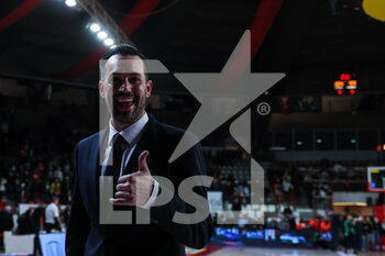 2022-12-18 - Matt Brase Head Coach of Pallacanestro Varese OpenJobMetis celebrates the victory at the end of the match during LBA Lega Basket A 2022/23 Regular Season game between OpenJobMetis Varese and Pallacanestro Trieste at Enerxenia Arena, Varese, Italy on December 18, 2022 - OPENJOBMETIS VARESE VS PALLACANESTRO TRIESTE - ITALIAN SERIE A - BASKETBALL