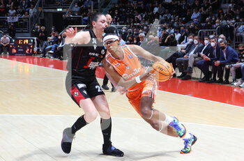 2022-05-05 - Diamond De Shields (Famila Schio Basket) (R) in action thwarted by Cecilia Zandalasini (Segafredo Virtus Bologna)  during the game 4 final of the Italian women's basketball championship of the A1 series playoff Virtus Segafredo Bologna vs. Famila Schio at the Paladozza Sports palace, Bologna, May 05, 2022 - Photo: Michele Nucci - PLAYOFF - VIRTUS SEGAFREDO BOLOGNA VS FAMILA BASKET SCHIO - ITALIAN SERIE A1 WOMEN - BASKETBALL