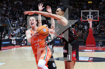2022-05-05 - Francesca Dotto (Famila Schio Basket) (L) in action thwarted by Brianna Turner (Segafredo Virtus Bologna) during the game 4 final of the Italian women's basketball championship of the A1 series playoff Virtus Segafredo Bologna vs. Famila Schio at the Paladozza Sports palace, Bologna, May 05, 2022 - Photo: Michele Nucci - PLAYOFF - VIRTUS SEGAFREDO BOLOGNA VS FAMILA BASKET SCHIO - ITALIAN SERIE A1 WOMEN - BASKETBALL