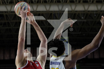 2022-05-22 - Lorenzo Saccaggi - Giorgio Tesi Group Pistoia Basket pulling down the rebound. - SEMIFINALS PLAYOFF G1 - SCALIGERA BASKET TEZENIS VERONA VS GIORGIO TESI GROUP PISTOIA - ITALIAN SERIE A2 - BASKETBALL