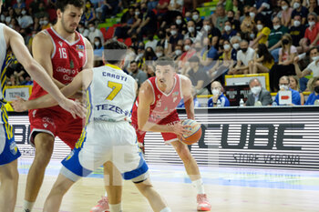 2022-05-22 - Lorenzo Saccaggi - Giorgio Tesi Group Pistoia Basket play the ball. - SEMIFINALS PLAYOFF G1 - SCALIGERA BASKET TEZENIS VERONA VS GIORGIO TESI GROUP PISTOIA - ITALIAN SERIE A2 - BASKETBALL