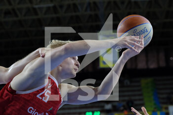 2022-05-22 - Joonas Riisma - Giorgio Tesi Group Pistoia Basket pulling down the rebound - SEMIFINALS PLAYOFF G1 - SCALIGERA BASKET TEZENIS VERONA VS GIORGIO TESI GROUP PISTOIA - ITALIAN SERIE A2 - BASKETBALL