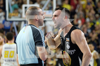 2022-06-12 - Alessandro Cappelletti - APU Old Wild West Udine contest a referee sentence. - PLAYOFF FINALS - 4TH MATCH - TEZENIS VERONA VS APU UDINE - ITALIAN SERIE A2 - BASKETBALL