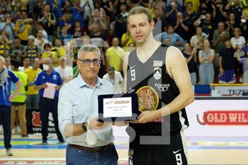 2022-06-12 - Michele Antoniutti - APU Old Wild West Udine take the trophy for second place. - PLAYOFF FINALS - 4TH MATCH - TEZENIS VERONA VS APU UDINE - ITALIAN SERIE A2 - BASKETBALL