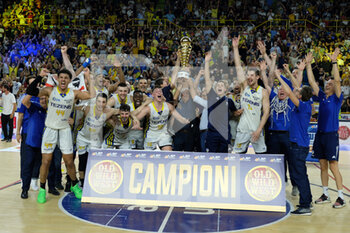 2022-06-12 - Scaligera Basket Tezenis Verona celebrate the victory. - PLAYOFF FINALS - 4TH MATCH - TEZENIS VERONA VS APU UDINE - ITALIAN SERIE A2 - BASKETBALL
