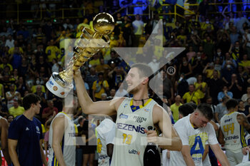 2022-06-12 - Francesco Candussi - Scaligera Basket Tezenis Verona with the trophy. - PLAYOFF FINALS - 4TH MATCH - TEZENIS VERONA VS APU UDINE - ITALIAN SERIE A2 - BASKETBALL