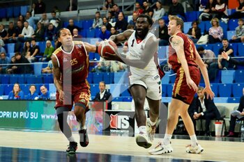 2022-10-15 - Giddy Potts (Urania Basket Milano) thwarted by Trevon Allen (Juvi Cremona)  - URANIA MILANO VS JU-VI CREMONA - ITALIAN SERIE A2 - BASKETBALL