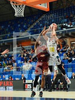 2022-10-15 - Andrea Amato (Urania Basket Milano) thwarted by Trevon Allen (Juvi Cremona)  - URANIA MILANO VS JU-VI CREMONA - ITALIAN SERIE A2 - BASKETBALL