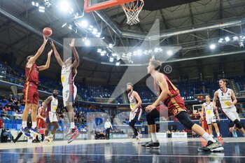 2022-10-15 - Ferdinando Nasello (Juvi Cremona) thwarted by Michele Ebeling (Urania Basket Milano)  - URANIA MILANO VS JU-VI CREMONA - ITALIAN SERIE A2 - BASKETBALL