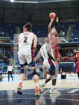 2022-10-15 - Trevon Allen (Juvi Cremona) thwarted by Giddy Potts (Urania Basket Milano)  - URANIA MILANO VS JU-VI CREMONA - ITALIAN SERIE A2 - BASKETBALL