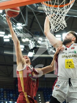 2022-10-15 - Alfredo Boglio (Juvi Cremona) thwarted by Simone Valsecchi (Urania Basket Milano)  - URANIA MILANO VS JU-VI CREMONA - ITALIAN SERIE A2 - BASKETBALL