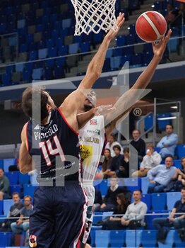 2022-10-26 - Kyndahl Hill (Urania Basket Milano) thwarted by Davide Pascolo  (Assigeco Piacenza)  - URANIA MILANO VS ASSIEGECO PIACENZA - ITALIAN SERIE A2 - BASKETBALL