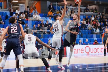 2022-10-26 - Davide Pascolo  (Assigeco Piacenza) thwarted by Rei Pullazi (Urania Basket Milano)  - URANIA MILANO VS ASSIEGECO PIACENZA - ITALIAN SERIE A2 - BASKETBALL