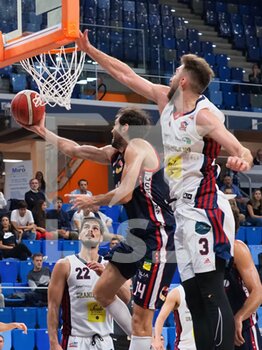 2022-10-26 - Davide Pascolo  (Assigeco Piacenza) thwarted by Michele Ebeling (Urania Basket Milano)  - URANIA MILANO VS ASSIEGECO PIACENZA - ITALIAN SERIE A2 - BASKETBALL