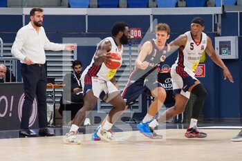 2022-10-26 - Giddy Potts (Urania Basket Milano) thwarted by Federico Miaschi  (Assigeco Piacenza)  - URANIA MILANO VS ASSIEGECO PIACENZA - ITALIAN SERIE A2 - BASKETBALL