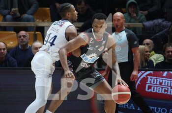 2022-12-22 - Dominique Archie (Tramec Cento) thwarted by Steven Davis (Fortitudo Kigili) during the Italian basketball Lnp A2 series championship match Fortitudo Kigili Bologna Vs.    Benedetto XIV Tramec Cento - Bologna, Italy, December 22, 2022 at Paladozza sport palace - Photo: Michele Nucci - FORTITUDO BOLOGNA VS BENEDETTO CENTO - ITALIAN SERIE A2 - BASKETBALL