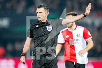 2022-04-28 - Referee Michael Oliver during the UEFA Europa Conference League, Semi-finals, 1st leg football match between Feyenoord and Olympique de Marseille on April 28, 2022 at de Kuip in Rotterdam, Netherlands - FEYENOORD VS OLYMPIQUE DE MARSEILLE - UEFA CONFERENCE LEAGUE - SOCCER