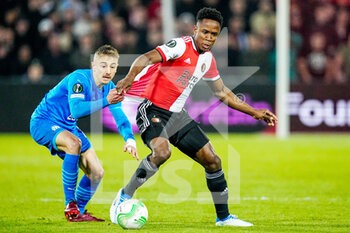2022-04-28 - Luis Sinisterra of Feyenoord and Valentin Rongier of Olympique Marseille during the UEFA Europa Conference League, Semi-finals, 1st leg football match between Feyenoord and Olympique de Marseille on April 28, 2022 at de Kuip in Rotterdam, Netherlands - FEYENOORD VS OLYMPIQUE DE MARSEILLE - UEFA CONFERENCE LEAGUE - SOCCER