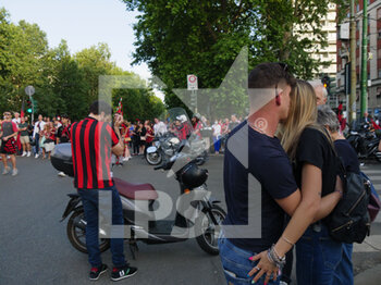 2022-05-23 - Fans of AC Milan celebrates during the Serie A Victory Parade on May 23, 2022 in Milan, Italy. ©Photo: Cinzia Camela. - MILAN SERIE A CHAMPIONSHIP VICTORY CELEBRATIONS - OTHER - SOCCER