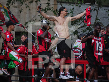 2022-05-23 - Zlatan Ibrahimovic (shirtless) and Stefano Pioli of AC Milan celebrate during the Serie A Victory Parade on May 23, 2022 in Milan, Italy. ©Photo: Cinzia Camela. - MILAN SERIE A CHAMPIONSHIP VICTORY CELEBRATIONS - OTHER - SOCCER