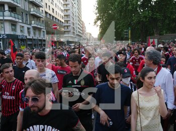 2022-05-23 - Fans of AC Milan celebrates during the Serie A Victory Parade on May 23, 2022 in Milan, Italy. ©Photo: Cinzia Camela. - MILAN SERIE A CHAMPIONSHIP VICTORY CELEBRATIONS - OTHER - SOCCER