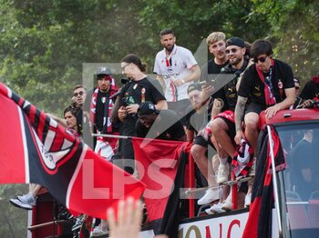 2022-05-23 - AC Milan players celebrates during the Serie A Victory Parade on May 23, 2022 in Milan, Italy. ©Photo: Cinzia Camela. - MILAN SERIE A CHAMPIONSHIP VICTORY CELEBRATIONS - OTHER - SOCCER