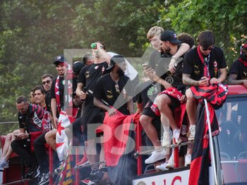 2022-05-23 - Zlatan Ibrahimović and the other players of AC Milan, celebrates during the Serie A Victory Parade on May 23, 2022 in Milan, Italy. ©Photo: Cinzia Camela. - MILAN SERIE A CHAMPIONSHIP VICTORY CELEBRATIONS - OTHER - SOCCER