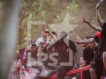 2022-05-23 - AC Milan players celebrates during the Serie A Victory Parade on May 23, 2022 in Milan, Italy. ©Photo: Cinzia Camela. - MILAN SERIE A CHAMPIONSHIP VICTORY CELEBRATIONS - OTHER - SOCCER