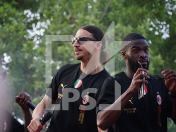 2022-05-23 - Zlatan Ibrahimović and Fikayo Tomori of AC Milan, celebrates during the Serie A Victory Parade on May 23, 2022 in Milan, Italy. ©Photo: Cinzia Camela. - MILAN SERIE A CHAMPIONSHIP VICTORY CELEBRATIONS - OTHER - SOCCER