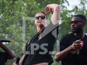 2022-05-23 - Zlatan Ibrahimović and Fikayo Tomori of AC Milan, celebrates during the Serie A Victory Parade on May 23, 2022 in Milan, Italy. ©Photo: Cinzia Camela. - MILAN SERIE A CHAMPIONSHIP VICTORY CELEBRATIONS - OTHER - SOCCER
