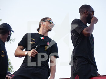 2022-05-23 - Tiémoué Bakayoko, Zlatan Ibrahimović and Fikayo Tomori of AC Milan, celebrates during the Serie A Victory Parade on May 23, 2022 in Milan, Italy. ©Photo: Cinzia Camela. - MILAN SERIE A CHAMPIONSHIP VICTORY CELEBRATIONS - OTHER - SOCCER