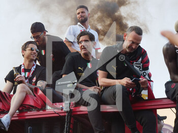 2022-05-23 - Antonio Mirante, Alessandro Florenzi, Olivier Giroud, players of AC Milan celebrate during the Serie A Victory Parade on May 23, 2022 in Milan, Italy. ©Photo: Cinzia Camela. - MILAN SERIE A CHAMPIONSHIP VICTORY CELEBRATIONS - OTHER - SOCCER