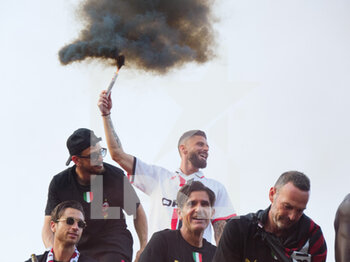 2022-05-23 - Antonio Mirante, Alessandro Florenzi, Olivier Giroud, players of AC Milan celebrate during the Serie A Victory Parade on May 23, 2022 in Milan, Italy. ©Photo: Cinzia Camela. - MILAN SERIE A CHAMPIONSHIP VICTORY CELEBRATIONS - OTHER - SOCCER