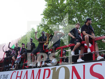 2022-05-23 - AC Milan players celebrate during the Serie A Victory Parade on May 23, 2022 in Milan, Italy. ©Photo: Cinzia Camela. - MILAN SERIE A CHAMPIONSHIP VICTORY CELEBRATIONS - OTHER - SOCCER
