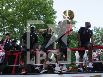2022-05-23 - AC Milan players celebrate during the Serie A Victory Parade on May 23, 2022 in Milan, Italy. ©Photo: Cinzia Camela. - MILAN SERIE A CHAMPIONSHIP VICTORY CELEBRATIONS - OTHER - SOCCER